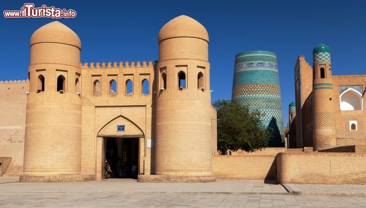 Immagine La cittadella monumentale di Khiva uno dei gioelli dell'Uzbekistan - © Daniel Prudek / Shutterstock.com