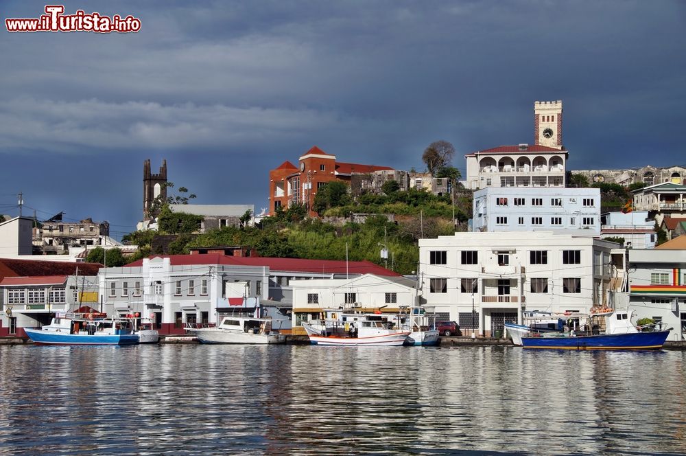 Immagine La cittadina costiera di St. George's, Grenada, Mare dei Caraibi. Fondata a metà del Seicento, la capitale presenta ancora elementi caratteristici dell'architettura francese fra cui spiccano i tetti rossi a spiovente.