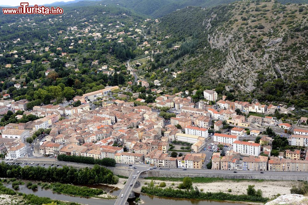 Immagine La cittadina di Anduze fotografata dall'alto, Francia. AI piedi della catena montuosa delle Cevennes, questa località si affaccia sul fiume Gardon, nel dipartimento del Gard.