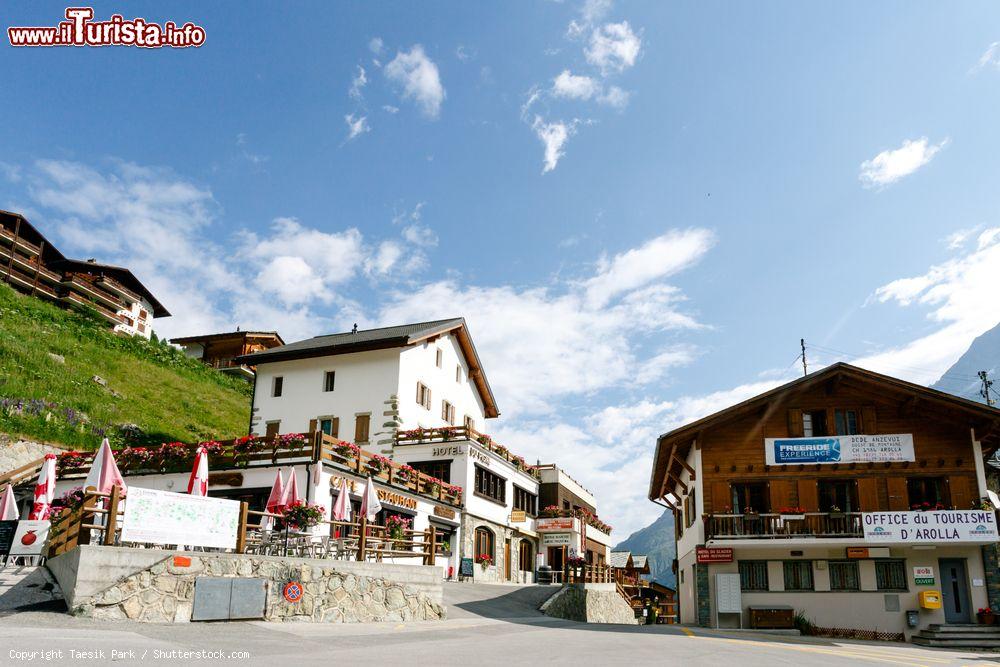 Immagine La cittadina di Arolla, frazione di Evolene, Svizzera. La sua stazione sciistica e l'ampia offerta invernale la rendono uno dei luoghi più interessanti per i turisti - © Taesik Park / Shutterstock.com