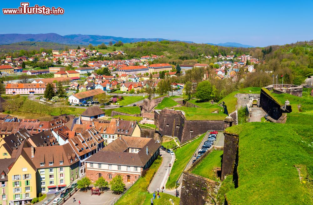 Immagine La cittadina di Belfort vista dall'alto, Francia. Questa località si trova in una bella pianura fra i monti Vosgi e le montagne del Giura.