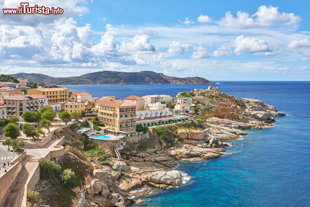 Immagine La cittadina di Calvi, Corsica, vista dall'alto. La sua grande cittadella medievale si affaccia sul porto turistico.