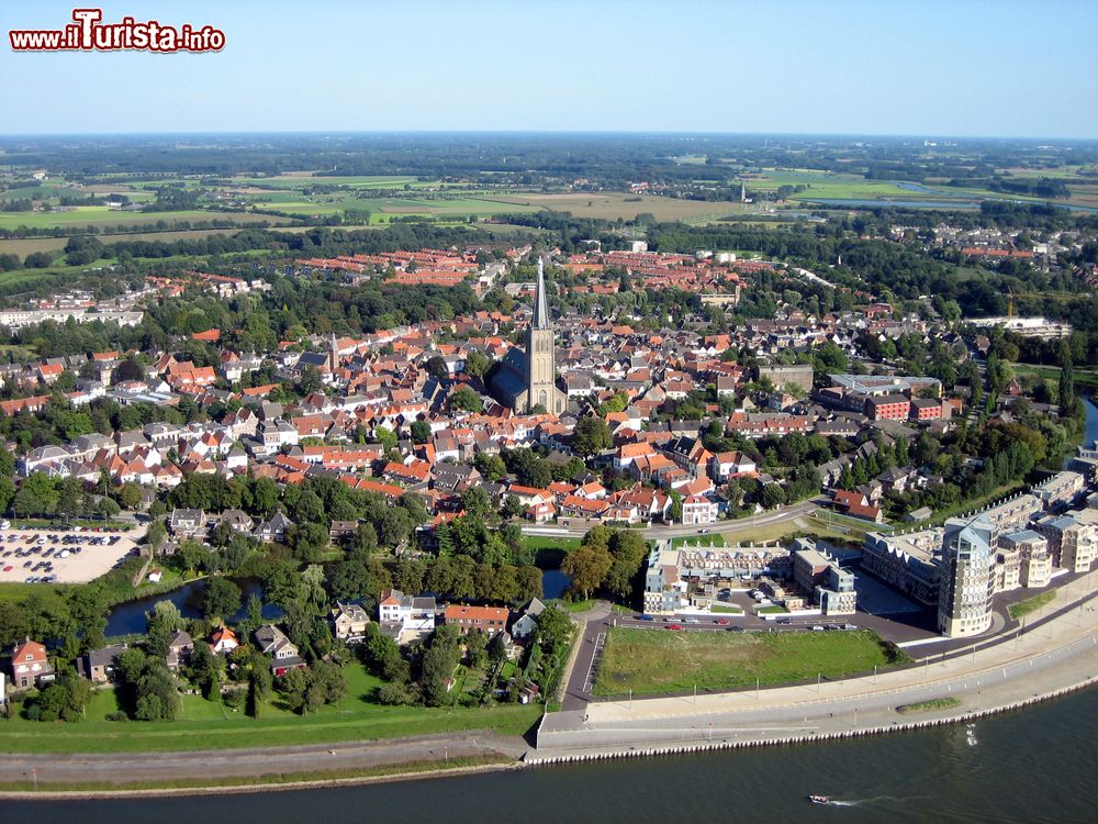 Immagine La cittadina di Doesburg vista dall'alto, Olanda. Antico e moderno si combinano alla perfezione anche se quella che si percepisce è un'autentica atmosfera da villaggio. 