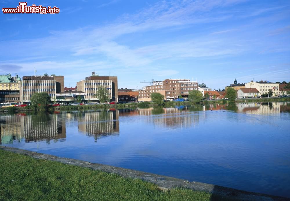 Immagine La cittadina di Jonkoping, Svezia, affacciata sul lago. Sorge all'estremo meridionale del secondo lago del paese, il Vattern.