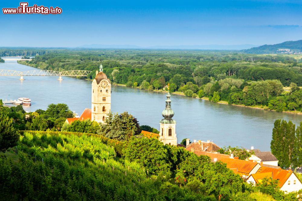 Immagine La cittadina di Krems an der Donau vista dall'alto, Bassa Austria. E' immersa nel verde e nei vigneti.