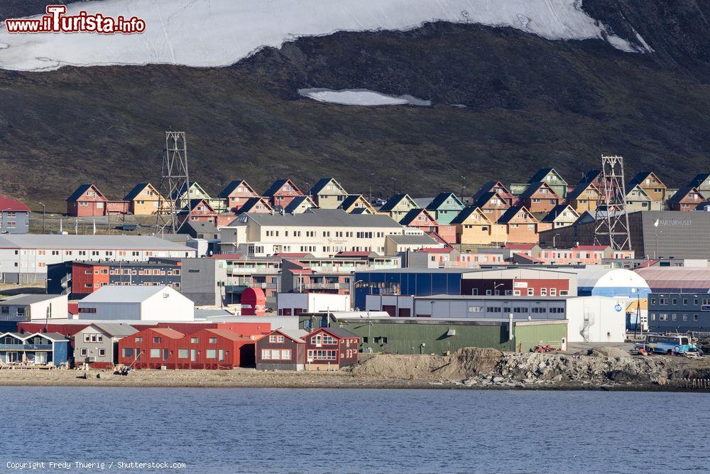 Immagine La cittadina di Longyearbyen sull'isola di Spitsbergen, Norvegia. Grazie al turismo delle isole Svalbard, questa piccola città si è popolata di hotel, ristoranti, negozi e tour operator che organizzano e offrono escursioni nella natura - © Fredy Thuerig / Shutterstock.com