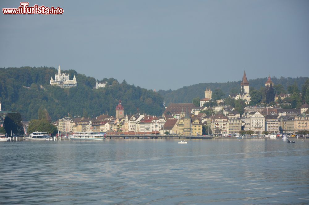 Immagine La cittadina di Lucerna affacciata sul lago omonimo, Svizzera. Lucerna si è sviluppata a cavallo del fiume Reuss, nel punto in cui esce dal lago. La maggior parte degli edifici monumentali si trova sulle sponde del corso d'acqua.