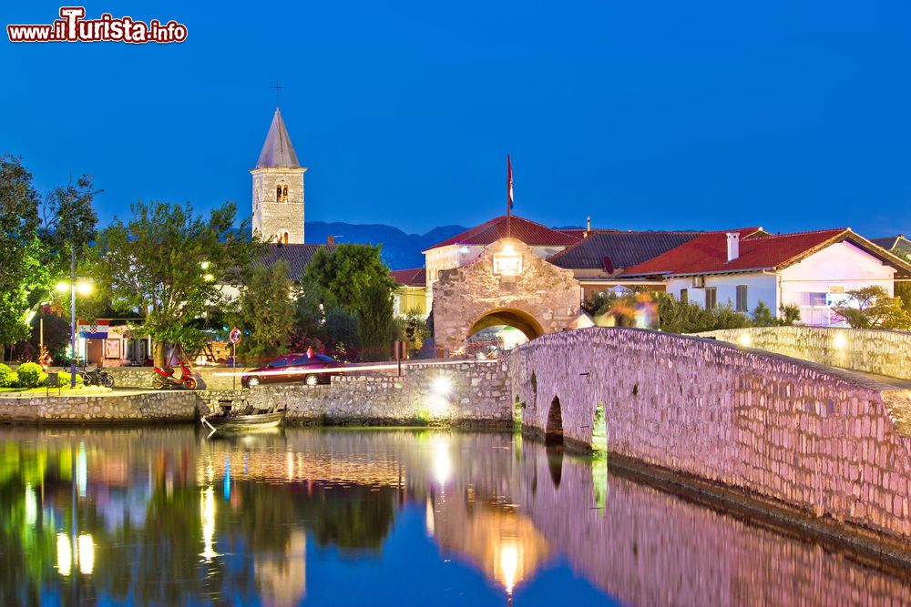 Immagine La cittadina di Nin by night, Croazia. Il cuore storico di questa località è situato al centro di un isolotto all'interno di una laguna.