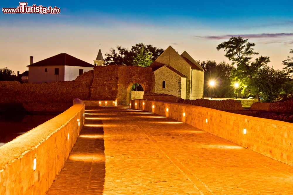 Immagine La cittadina di Nin by night (Croazia): parte delle antiche mura.