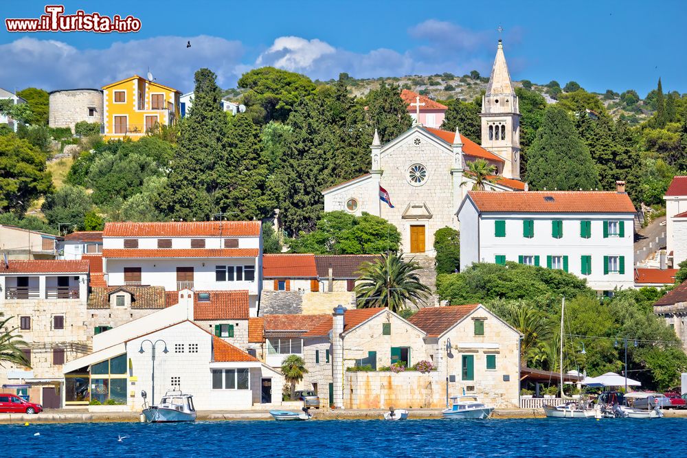 Immagine La cittadina di Rogoznica (Rogosnizza in italiano) lungo la costa della Dalmazia, in Croazia.