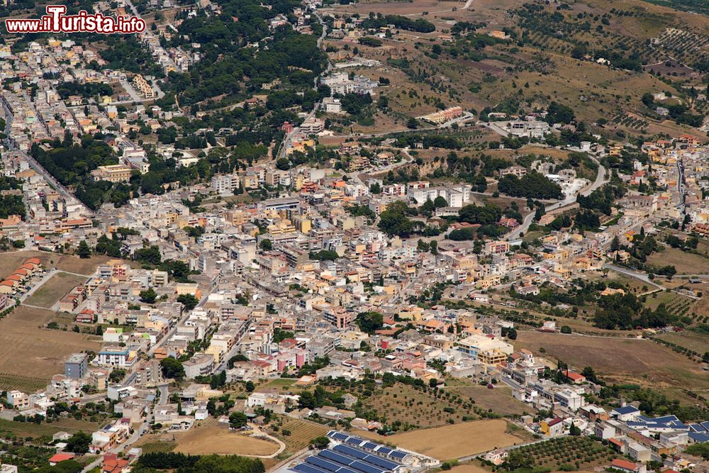 Immagine La cittadina di Valdericie, Sicilia, fotografata da Monte San Giuliano