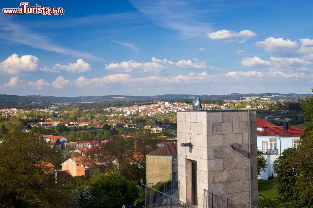 Immagine La cittadina medievale di Viseu vista dall'alto, Portogallo. E' nota anche come Città del Pino Verde in quanto circondata da pinete lussureggianti.