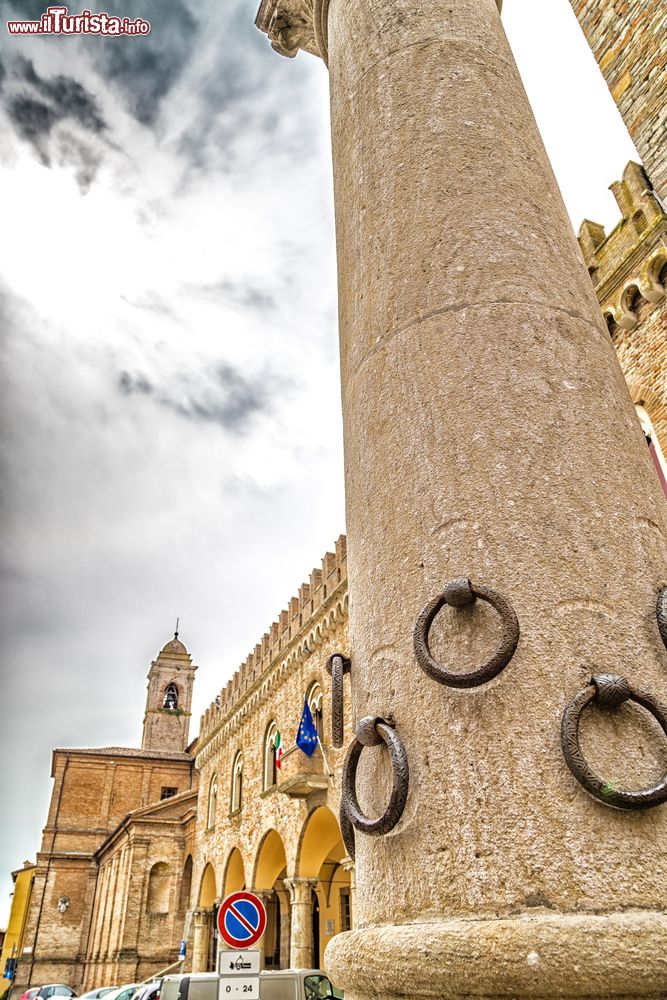 Immagine La Colonna degli Anelli in centro a Bertinoro in Emilia-Romagna