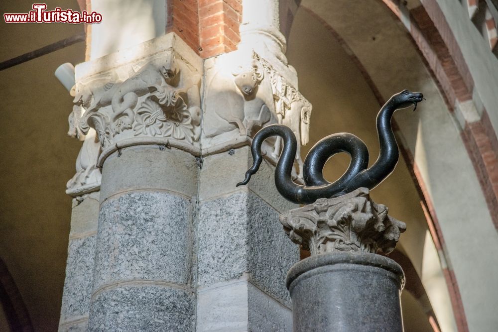 Immagine La Colonna del Serpente dentro la Chiesa di Sant'Anbrogio a Milano