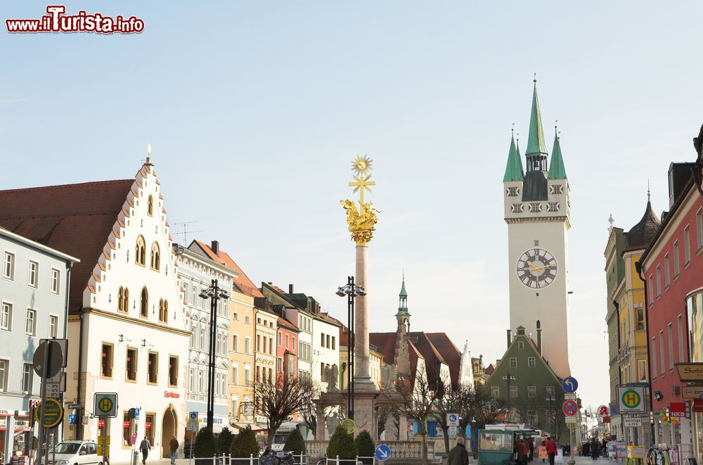 Immagine La Colonna della Trinità e la Stadtturm a Straubing, Baviera, Germania. La torre cittadina, situata fra due piazze, s'innalza per 68 metri. Venne fatta costruire fra il '300 e il '600. E' leggermente pendente verso sud ed è il simbolo della città.