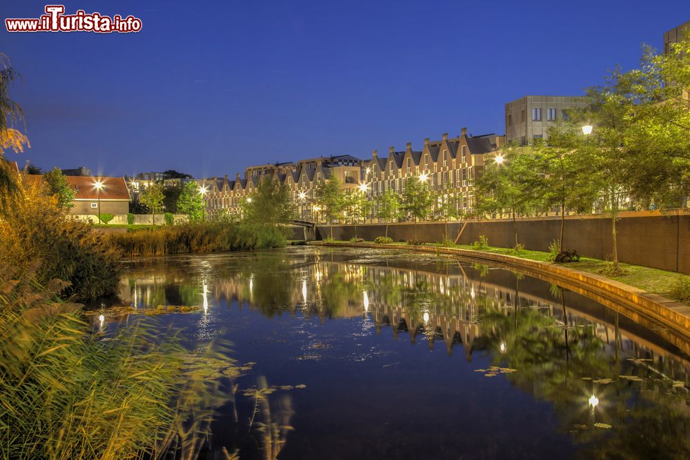 Immagine La Contre Escarpe a Doesburg, Olanda. Fotografata di notte, questa strada asfaltata è incuneata fra il canale e il fiume IJssel.