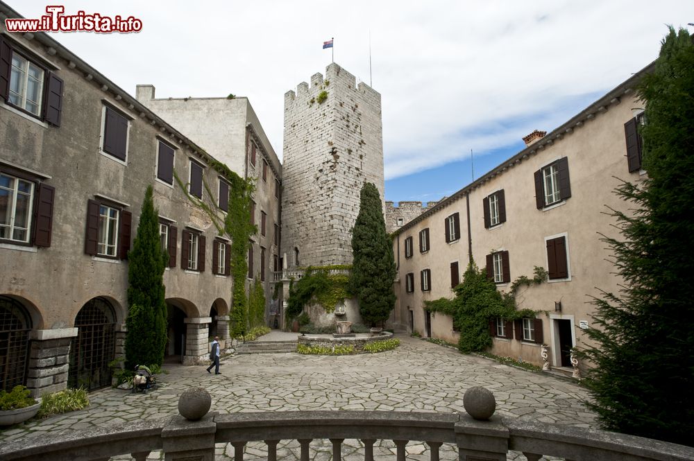 Immagine La coorte interna del Castello di Duino, Friuli Venezia Giulia