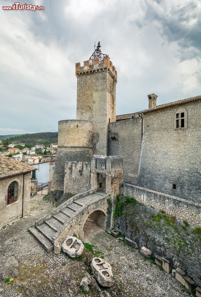 Immagine La coorte interna del Castello Piccolomini a Capestrano in Abruzzo