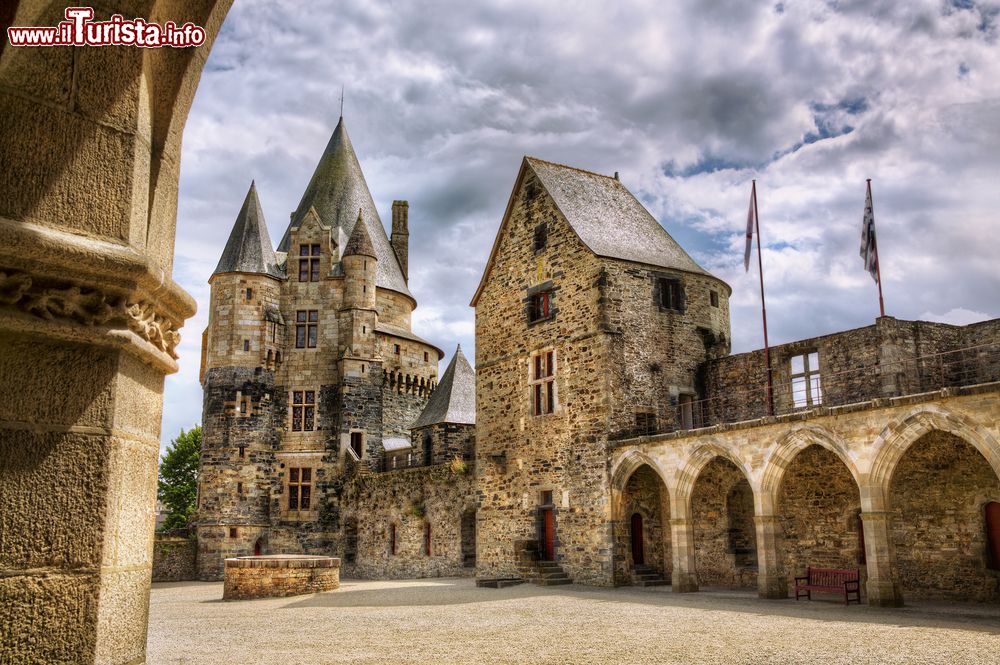 Immagine La coorte interna del Chateau de Vitre, lo splendido castello francese in Bretagna