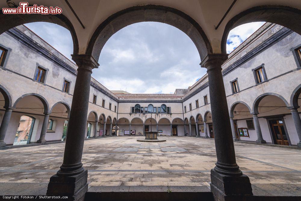 Immagine La coorte interna del Municipio di Randazzo in Sicilia - © Fotokon / Shutterstock.com