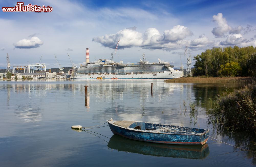 Immagine La costa adriatica a Monfalcone e i cantieri navali del famoso porto, Friuli Venezia Giulia.