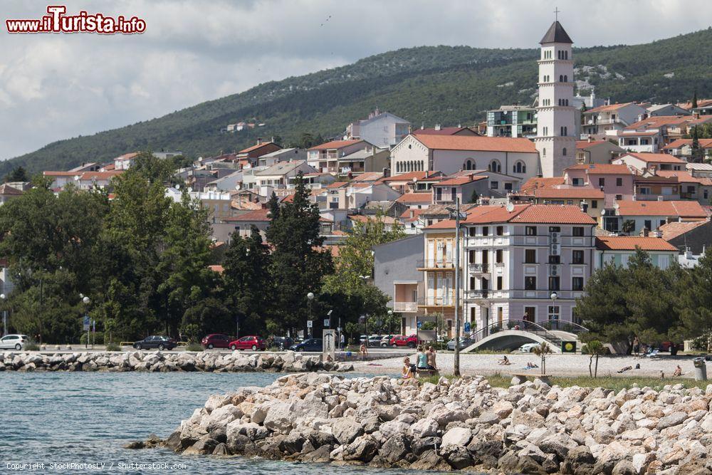 Immagine La costa adriatica nei pressi della città di Crikvenica, Croazia. Cirquenizza, questo il nome italiano della località balneare, sorge nel Golfo del Quarnero - © StockPhotosLV / Shutterstock.com