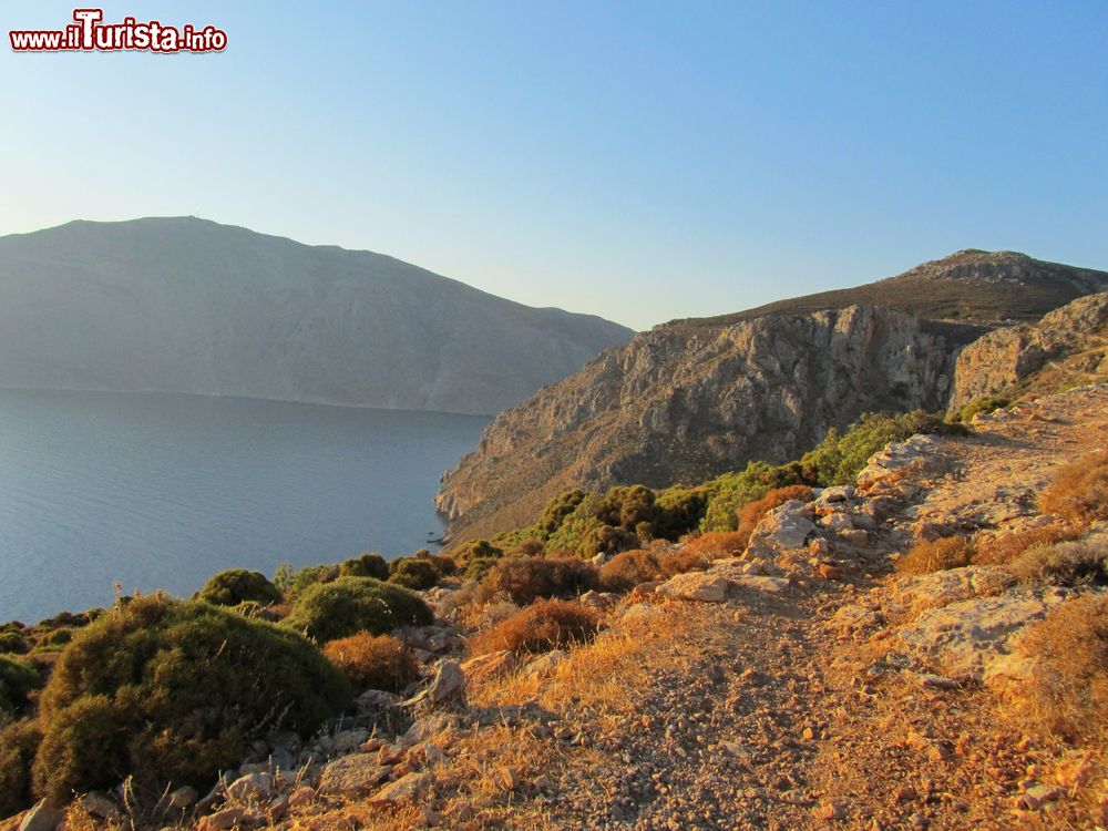 Immagine La costa brulla di Tilos fotografata al tramonto, Grecia.