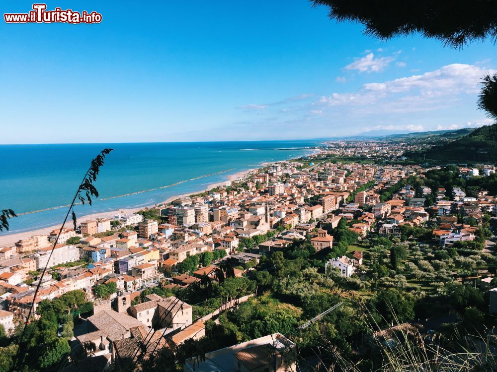 Immagine La costa di Grottammare vista dalle colline, Ascoli Piceno (Marche). Questa suggestiva località è abbracciata da un paesaggio vario e ridente che sembra quasi sorridere ai visitatori.