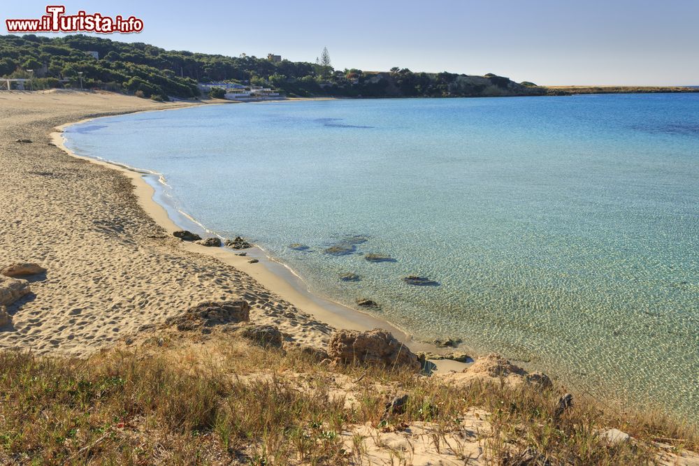 Immagine La costa di Marina di Pulsano, Taranto, Puglia. Il litorale è caratterizzato dall'alternanza di calette sabbiose e scogliere frastagliate che si affacciano su un mare limpido e cristallino.