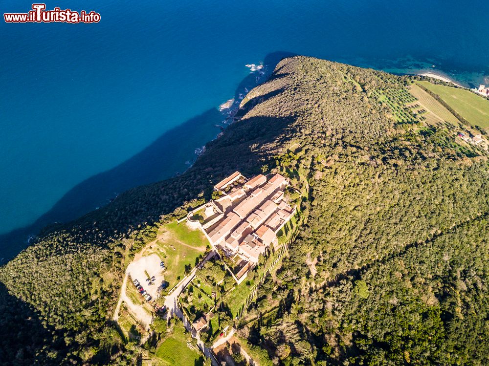 Immagine La costa di Populonia in Toscana ripresa da un drone