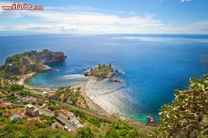 Immagine La costa di Taormina, Sicilia. Il bel panorama di cui si gode dall'alto sulla costa di Taormina con l'Isola Bella al centro della baia. La si raggiunge tramite una lingua di sabbia.