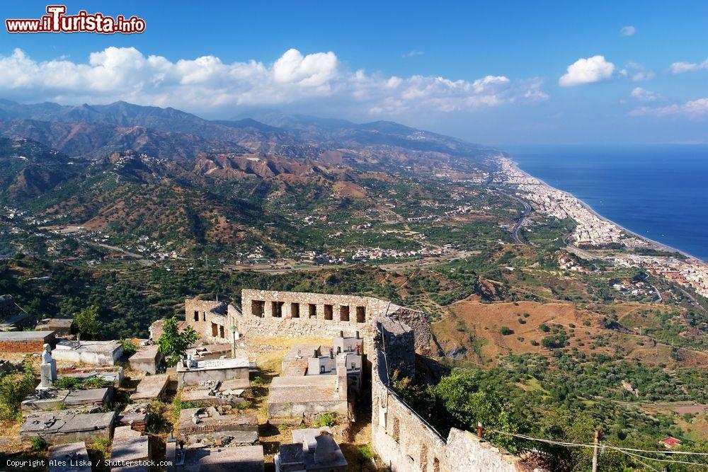 Immagine La costa ionica di Forza d'Agrò, Sicilia: come un balcone panoramico sul mare Ionio, dal suo belvedere si possono ammirare Messina, Taormina, la baia di Giardini-Naxos e la mole del vulcano Etna - © Ales Liska / Shutterstock.com