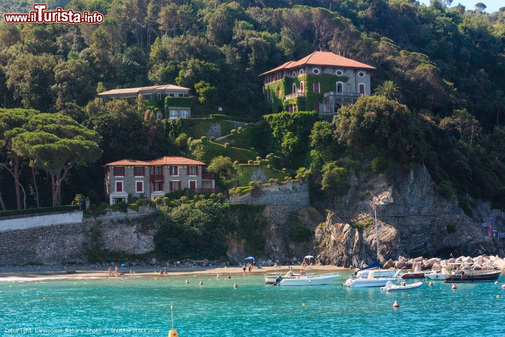 Immagine La costa ligure di Levanto, provincia La Spezia, con spiaggia e antichi edifici signorili - © Landscape Nature Photo / Shutterstock.com