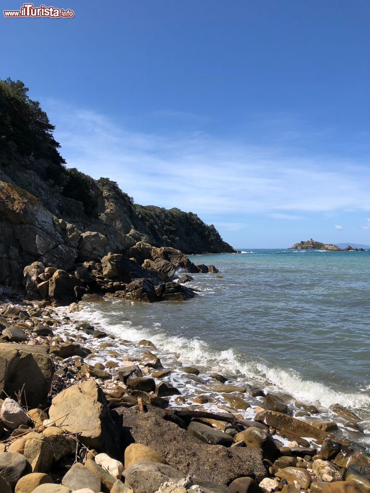 Immagine La costa rocciosa di Punta Ala, Grosseto, Toscana. Fu l'aviatore italiano Italo Balbo a dare a questa località il nome di Punta Ala traendolo dal gergo aeronautico.