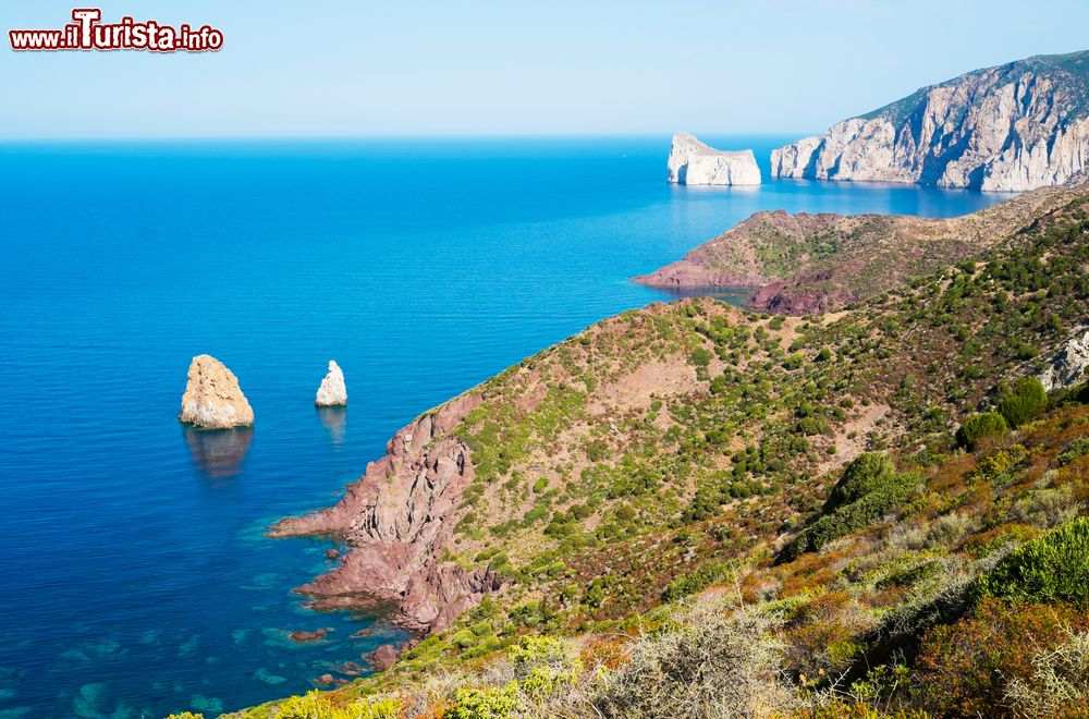 Immagine La costa rocciosa nei pressi di Nebida in Sardegna