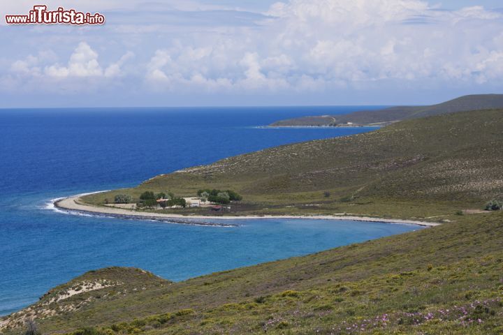 Immagine Costa selvaggia di Lemnos, Grecia - Baie, calette di sasso e spiagge di sabbia a contatto con il mare sono la ricchezza più preziosa di Lemnos: fatto di roccia e macchia mediterranea il paesaggio di quest'isola greca sembra un vero e proprio angolo di paradiso portato in terra. Di origine vulcanica, e a breve distanza dallo stretto dei Dardanelli, Lemnos è cinta da una fascia costiera di 260 chilometri © Gergana Encheva / Shutterstock.com