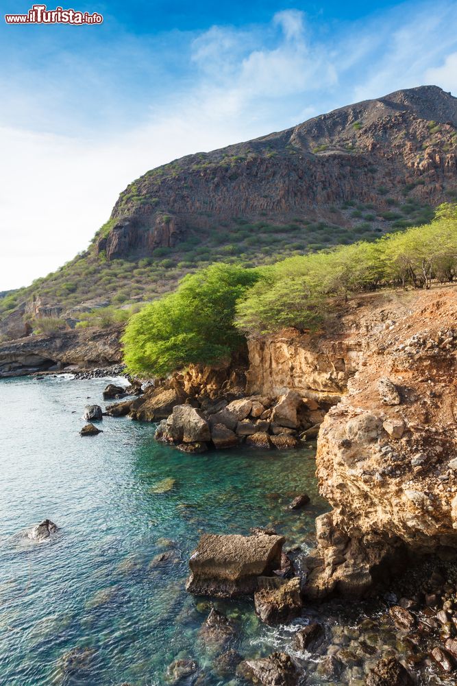 Immagine La costa selvaggia presso Tarrafal (Santiago - Capo Verde), nella zona nord-occidentale dell'isola.