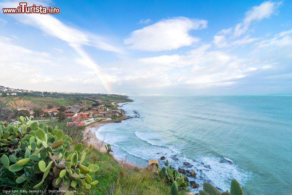 Immagine La costa siciliana di Sciacca con l'arcobaleno. Sorge di fronte all'isola di Pantelleria e a Tunisi - © Eddy Galeotti / Shutterstock.com