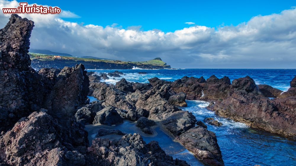 Immagine La costa vulcanica a Biscoitos, isola di Terceira, Azzorre. Il litorale è caratterizzato da profonde insenature che creano spesso piscine naturali.