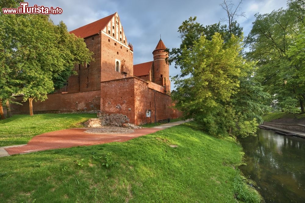 Immagine La costruzione gotica del castello di Olsztyn, Polonia. Fu innalzato attorno alla metà del Trecento come residenza dell'amministratore dei beni della diocesi di Varmia.