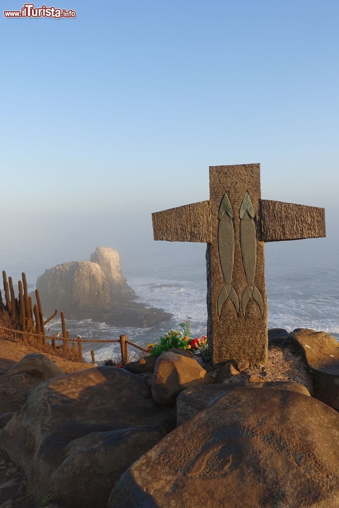 Immagine La Croce dei Surfisti a Punta de Lobos, Pichilemu, Cile. Questa località è considerata da molti appassionati di surf una delle migliori di tutto il Sud America per cavalcare onde alte sino a 15 metri.