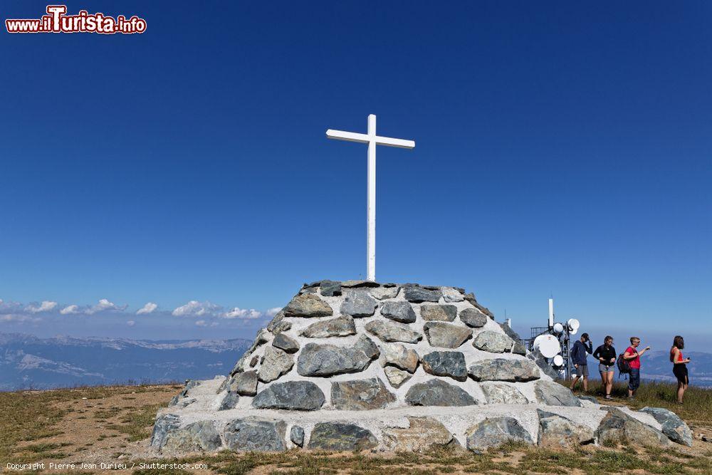 Immagine La croce in cima al comprensorio sciistico di Chamrousse, Francia - © Pierre Jean Durieu / Shutterstock.com