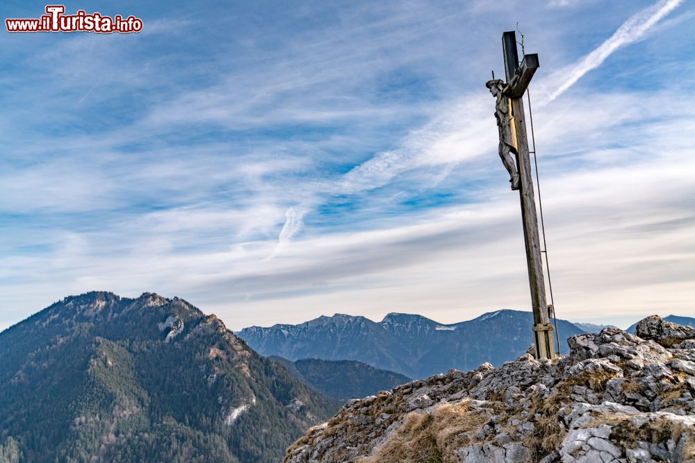 Immagine La croce sul monte Kofel nelle Alpi bavaresi, Oberammeragau (Germania): alta 1342 metri, questa montagna dista circa 1 km dalla città.