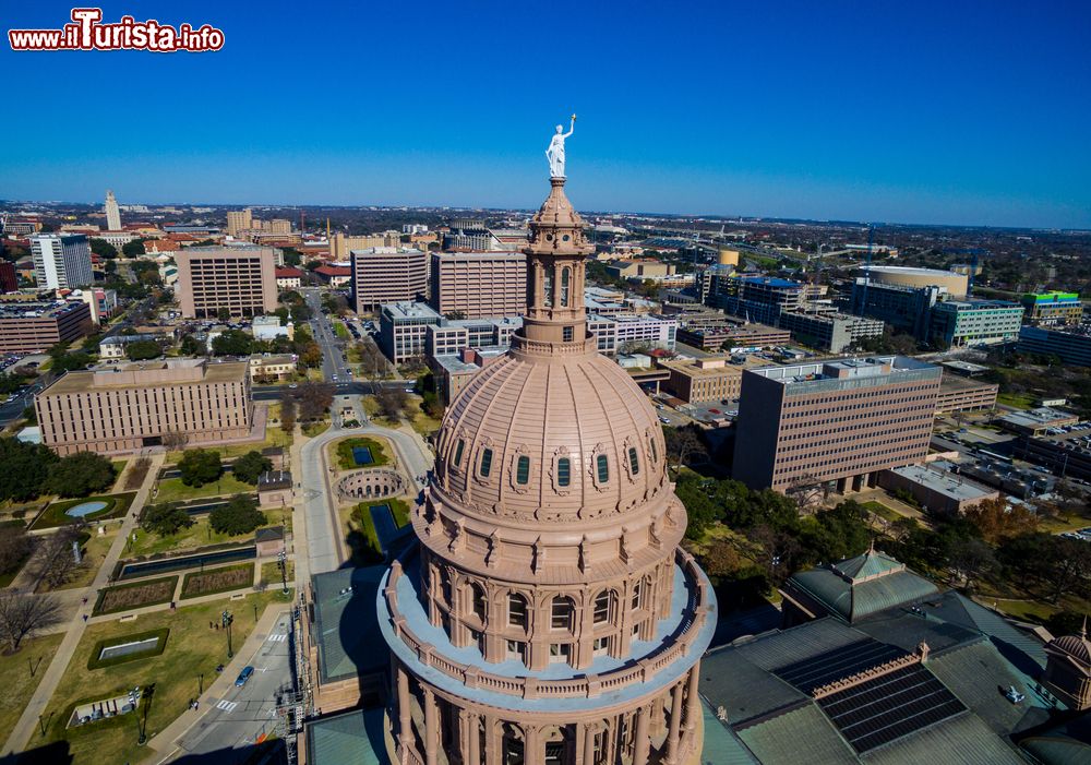 Immagine La cupola del Campidoglio di Austin vista dall'alto, Texas.