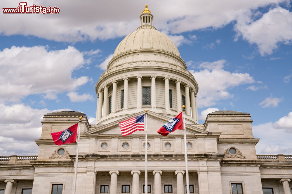 Immagine La cupola del Campidoglio di Little Rock, Arkansas (Stati Uniti d'America). Costruito fra il 1899 e il 1915, anno del suo completamento, il Campidoglio di Litle Rock è opera dell'architetto George Richard Mann in stile neoclassico.