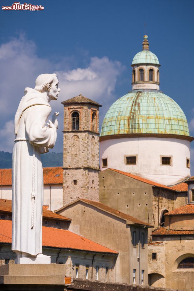 Immagine La cupola di Santa Maria del Popolo a Pontremoli, Toscana. Siamo in piazza del Vescovato, nel centro storico del borgo in provincia di Massa Carrara.