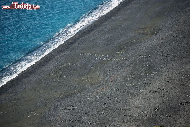 Immagine Durante il giorno è impossibile camminare a piedi nudi sulla spiaggia nera di Nonza (Corsica), causa le elevate temperature della sabbia