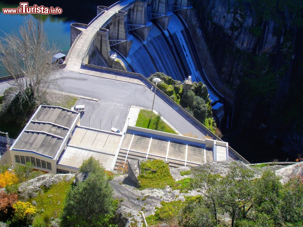 Immagine La diga di Miranda do Douro, Portogallo, vista dall'alto. E' la prima delle cinque dighe costruite lungo il corso internazionale del fiume Douro. E' alta 80 metri e lunga 263 e si trova in una gola incassata fra pareti rocciose.