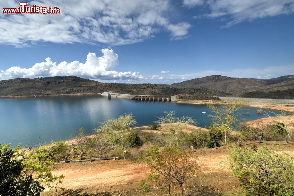 Immagine La diga Maguga sul fiume Komati a Hhohho, Swaziland, Africa. E' alta 115 metri e si trova 11 chilometri a sud di Piggs Peak. Venne costruita per fornire acqua per l'irrigazione e energia elettrica alle comunità locali.