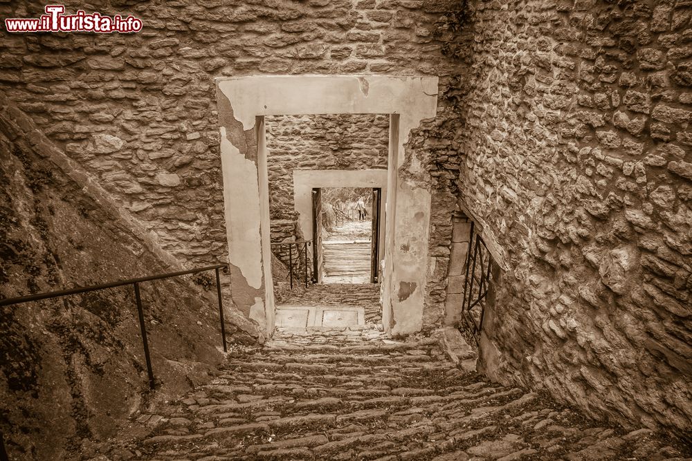 Immagine La discesa dal Castello Medievale di Roccascalegna in Abruzzo